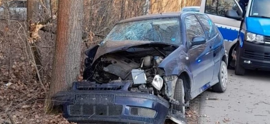 Pijany 19-Latek Ukradł Auto I Rozbił Je Na Drzewie